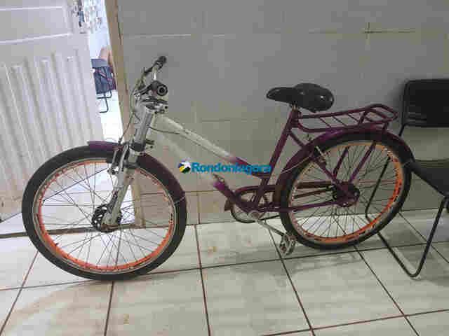 Adolescente e comparsa são detidos após roubar um estudante usando faca