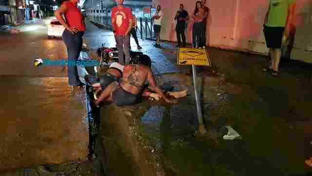 Motociclista tem fratura exposta na perna após cair com duas mulheres