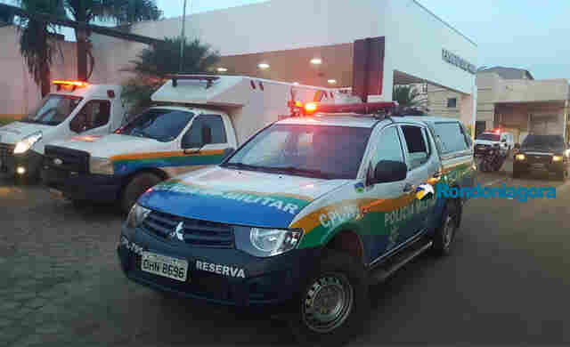 Adolescente com problemas mentais surta e esfaqueia vizinho