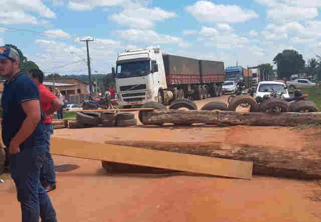 Manifestantes não aceitam acordo e BR-364 segue fechada em Extrema