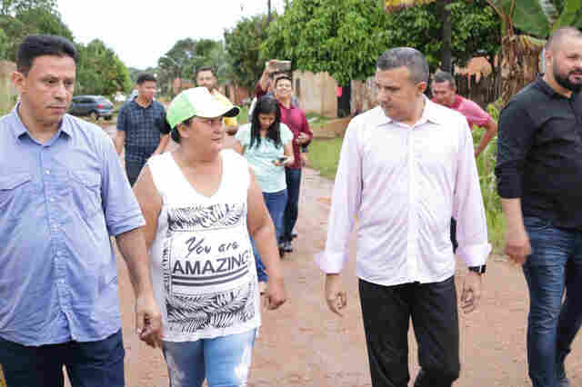 Deputado Alex Silva visita bairros de Porto Velho, constata precariedade e faz compromissos