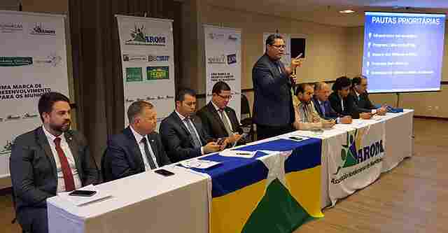 Em reunião com prefeitos, Coronel Chrisóstomo reafirma compromisso com municípios