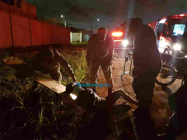 Jovem em moto foge da Polícia, cai e fica gravemente ferido