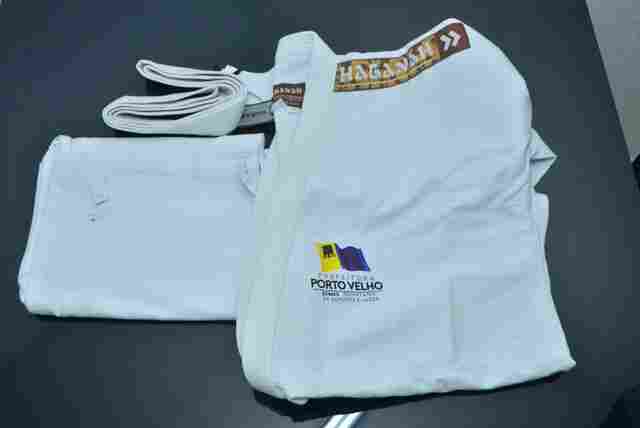 Prefeitura entrega kimonos para alunos do Judô nesta segunda
