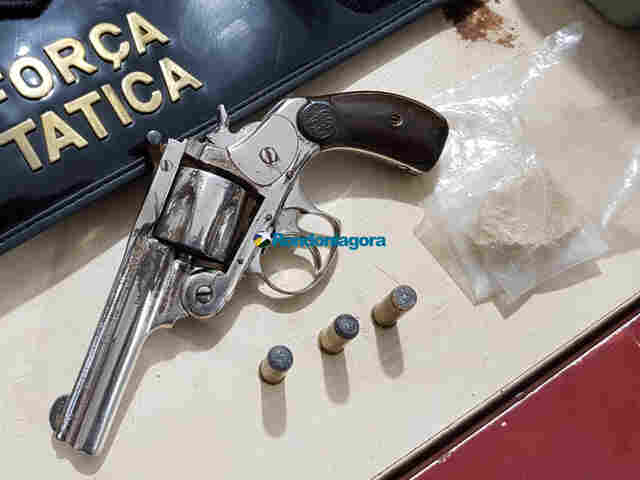 Ao checar desmanche de motos na Zona Rural, PM é recebida a tiros e prende homem com revólver e droga