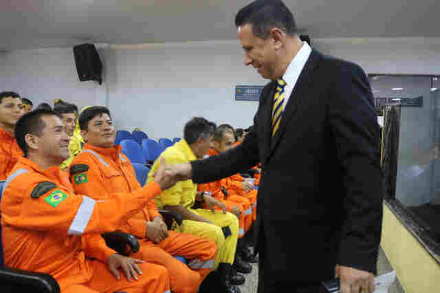 Edesio Fernandes homenageia Defesa Civil e colaboradores com voto de louvor