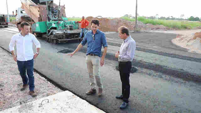 Prefeito vistoria obras da avenida Raimundo Cantuária