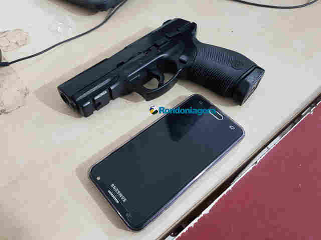Adolescente é detido por populares após roubar celular de estudante com arma de brinquedo
