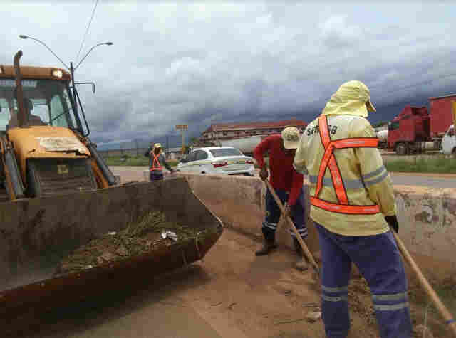 Equipes da Semusb realizam mutirão de limpeza na BR-364