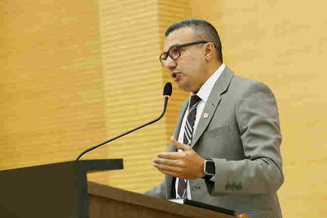 Alex Silva apresenta projeto que garante acolhimento para mulheres vítimas de violência sexual