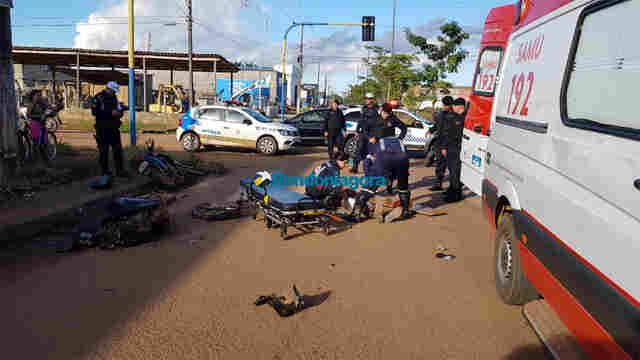 Vídeo: Colisão entre motos deixa dois feridos e arranca roda de veículo em cruzamento de Porto Velho