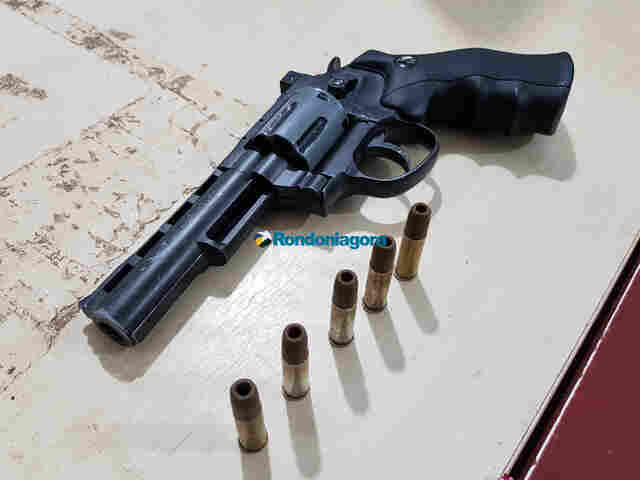 Dupla suspeita de assaltos é detido com arma de brinquedo e droga