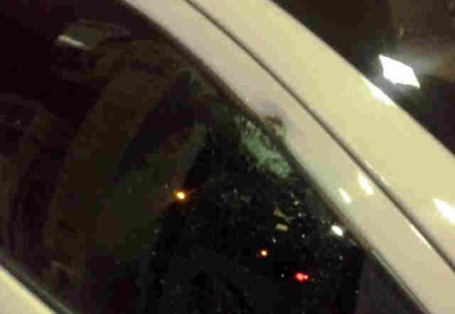 Vídeo: Criminosos tentam matar agente penitenciário a tiros; carro com mulher e criança é atingido