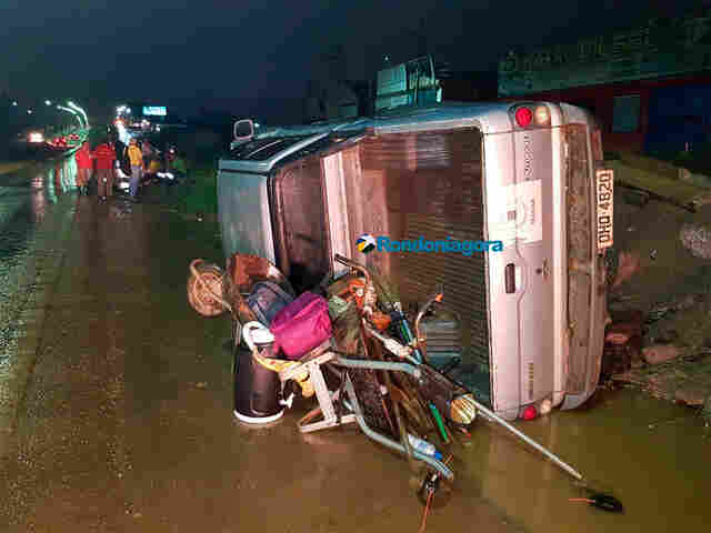 Vídeo: Caminhonete da Semusb tomba na BR-364 com cinco funcionários