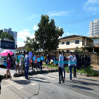 Moradores rurais e de linhas fecham a BR-319, no acesso ao porto da Capital