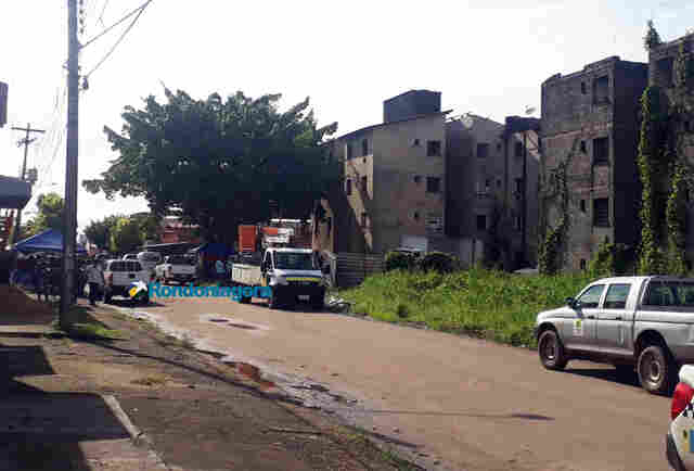 Cerca de 40 famílias são retiradas de obra parada da Prefeitura