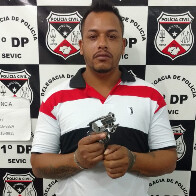 Monitorado por tornozeleira é preso após se exibir com armas em redes sociais na Capital