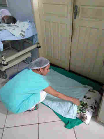 Servidora desabafa após arrumar lençóis no chão para paciente dormir no João Paulo II