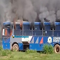 Vídeo: Ônibus urbano pega fogo na BR-364 em frente a PRF