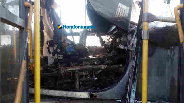 Ônibus que pegou fogo na BR-364 levava 22 passageiros