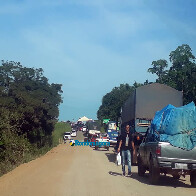 Moradores e pais de alunos voltam a bloquear BR-319 para exigir retorno do transporte escolar, na Capital