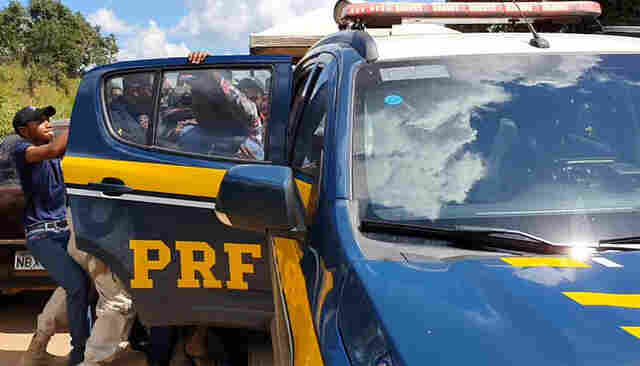 Manifestantes impedem que pai de aluno seja preso pela PRF durante protesto por transporte escolar; vídeo