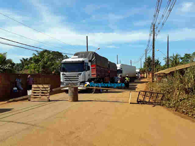 Vídeo: Moradores bloqueiam Estrada do Belmont para exigir melhorias e asfalto na via