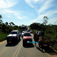 Prefeitura garante que empresa não justificou início imediato do transporte escolar; protesto segue
