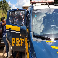 Manifestantes impedem que pai de aluno seja preso pela PRF durante protesto por transporte escolar; vídeo