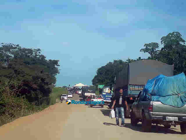 Moradores e pais de alunos voltam a bloquear BR-319 para exigir retorno do transporte escolar, na Capital