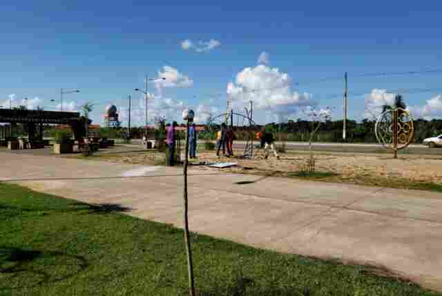 Equipamentos danificados do Espaço Alternativo são retirados para evitar acidentes