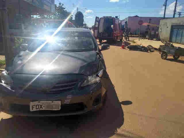 Criança fratura fêmur em acidente entre carro e moto na Zona Leste