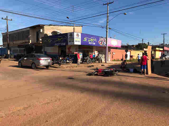 Mulher fica com suspeita de fratura na clavícula após acidente entre carro e moto na Capital
