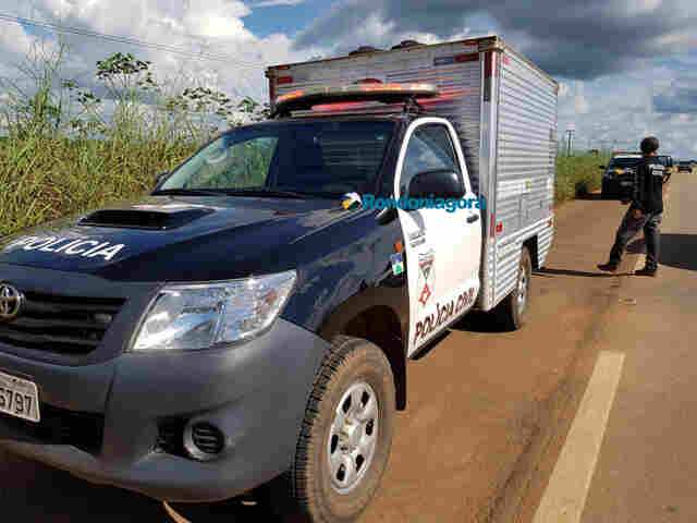 Homem é executado com vários tiros dentro de carro em distrito de Porto Velho