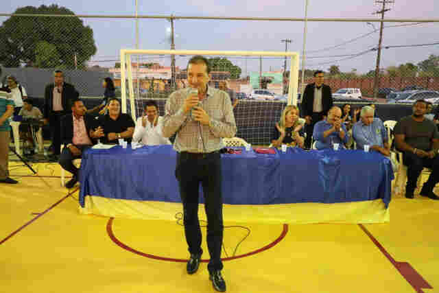 Prefeito entrega poliesportivo do Três Marias, totalmente revitalizado