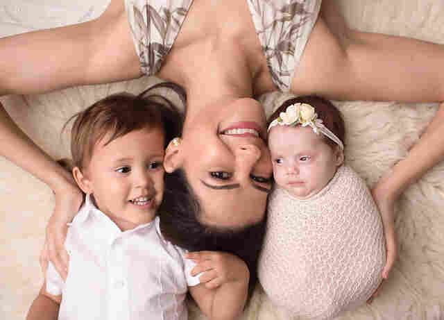 Juíza de Porto Velho adota casal de irmãos e comemora em dose dupla o Dia das Mães