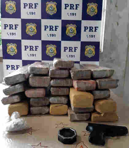 Mulher é presa com quase 27 quilos de maconha, R$ 5 mil em notas falsas e arma de brinquedo