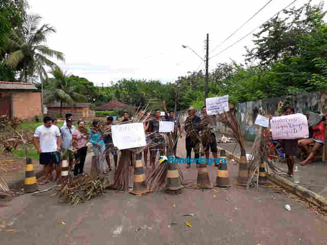 Moradores protestam na entrada da Energisa por corte em fornecimento de água
