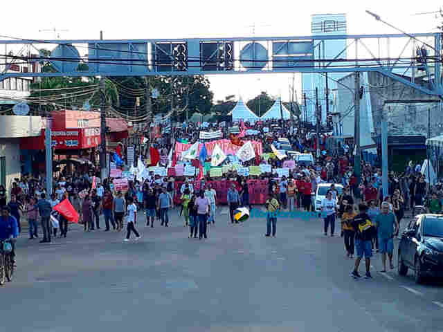 Estudantes da Unir, Ifro e trabalhadores na Educação protestam contra o Governo Federal na Capital