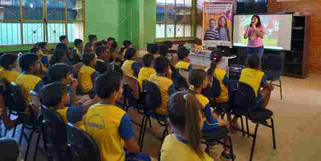 Público infantil de escolas recebe orientação sobre autoproteção contra violência sexual