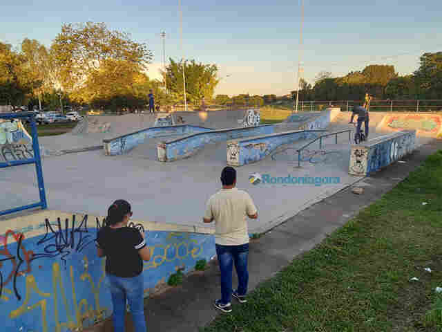Prefeito assina ordem de serviço para retomada de obras no Skate Park