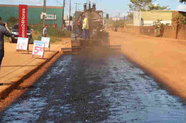 Prefeito vistoria obras de asfalto na rua Petrolina