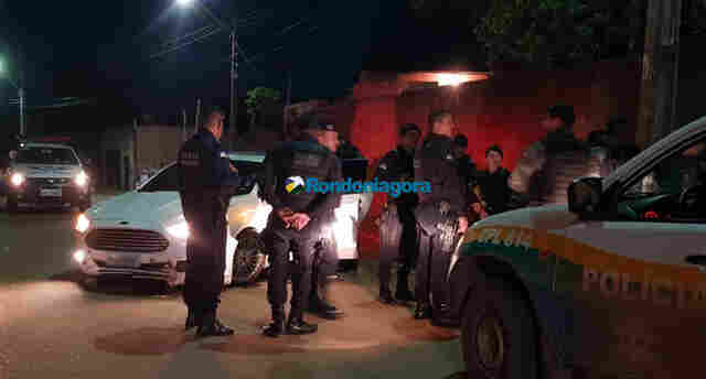 Bando rouba carro, R$ 5 mil e eletrônicos em casa da Capital e agride vítimas em busca de arma