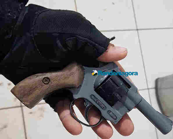 Ciclista é preso com revólver após roubar mochila de estudante em parada de ônibus na Capital