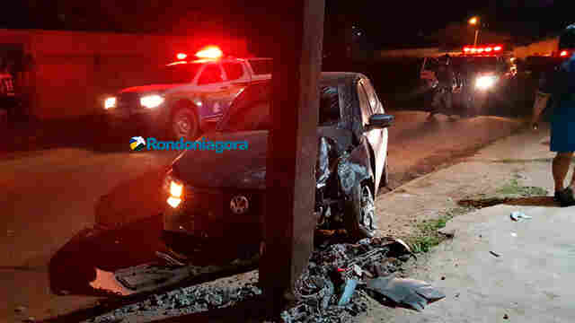 Vídeo: após perseguição, casal é preso com carro roubado; motorista atropelou motociclista e bateu em poste