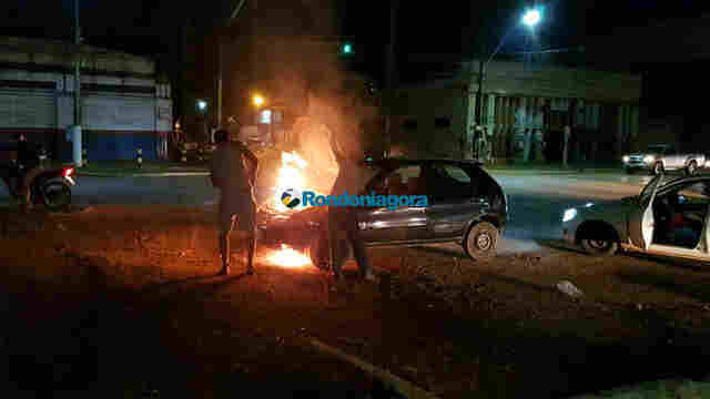 Vídeo: Carro pega fogo em movimento e motoristas controlam chamas com extintores