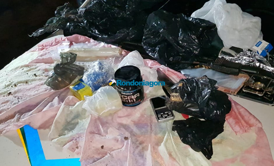 PolÃcia fecha boca de fumo e apreende mais de 2Kg de drogas; Apenado e mais 4 pessoas são presas