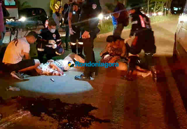 Motociclista morre atropelado por caminhão enquanto aguardava socorro após colidir em moto