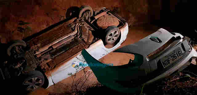 Motorista cai com carro em vala na Zona Sul da Capital