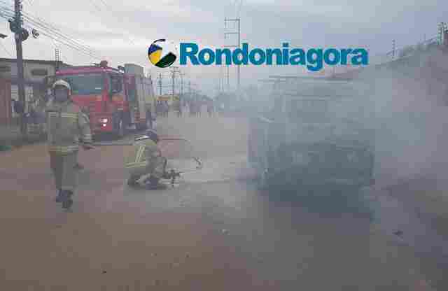 Kombi pega fogo em movimento em Porto Velho